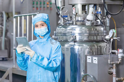 化工廠技術(shù)工人手拿平板電腦工作 計算機技術(shù)開發(fā)賦能工業(yè)智慧化轉(zhuǎn)型